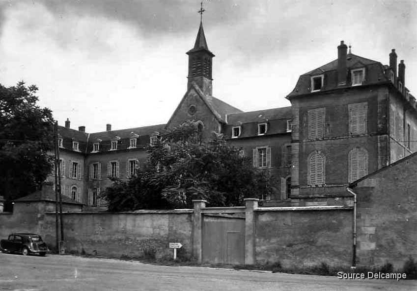 58 Saint Saulge Le Couvent Place Dom Laverne.jpg